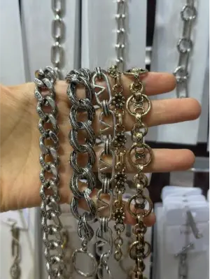 لماذا لا تزال سلاسل السبائك المصنوعة يدويًا تحظى بشعبية كبيرة في مجوهرات الأزياء؟